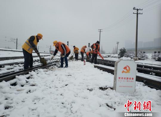 合肥工務(wù)段組織職工不間斷清掃鐵道線道岔積雪，保障鐵路安全暢通。　竇鋮 攝