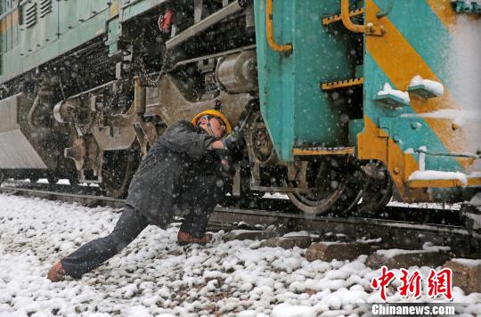 南京東機(jī)務(wù)段機(jī)車乘務(wù)員強(qiáng)化雪天機(jī)車走行部、車鉤等關(guān)鍵部件檢查，確保機(jī)車質(zhì)量良好，途中運(yùn)輸安全。　劉金建 攝