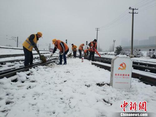 南京東車輛段貨車檢車員風(fēng)雪里按標(biāo)作業(yè)，堅守崗位保障運(yùn)輸安全。（劉寅 攝）