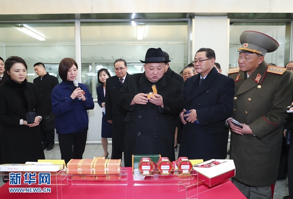 1月8日，中共中央總書記、國家主席習近平同當日抵京的朝鮮勞動黨委員長、國務委員會委員長金正恩舉行會談。這是1月9日，金正恩參觀北京同仁堂股份有限公司同仁堂制藥廠亦莊分廠，實地考察有關傳統工藝及現代化中藥加工生產線。