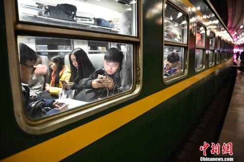 圖為旅客在站點火車上。<a target='_blank' href='http://www.chinanews.com/' >中新網</a>記者 金碩 攝