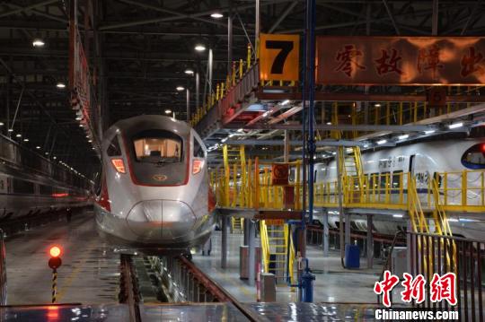 00：39，動(dòng)車組機(jī)械師在檢查車頭開閉機(jī)構(gòu) 韋加恒 攝