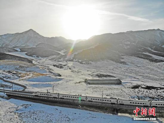資料圖：春運(yùn)期間，動車組列車穿越在雪域祁連山間的蘭新高鐵線上。<a target='_blank' href='http://www.chinanews.com/'>中新社</a>記者 楊艷敏 攝