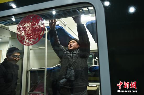 資料圖：春運(yùn)時旅客放行李。<a target='_blank' href='http://www.chinanews.com/' >中新網(wǎng)</a>記者 翟璐 攝