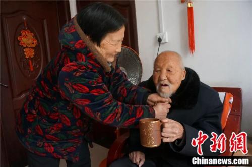 73歲的張院照顧117歲的老父親，其樂融融。