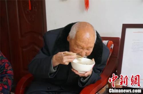 117歲的張學禮能自己端碗吃飯，不需要人幫忙