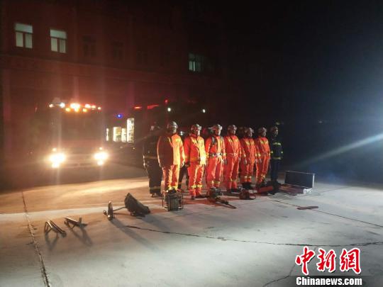 地震發(fā)生后，當(dāng)?shù)鼐仍α康谝粫r間集合。(塔城消防救援支隊供圖) 王小軍 攝