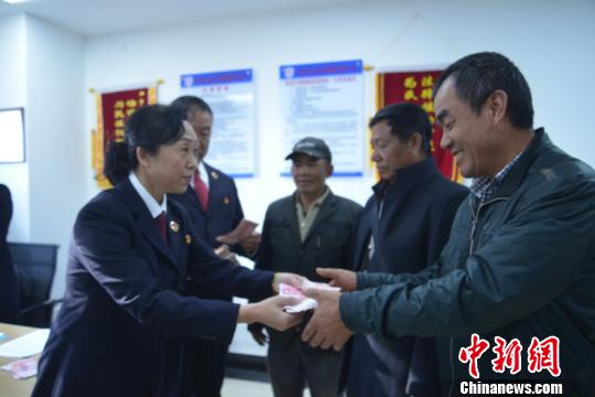圖為檢察官發放追討回的農民工工資。　石志斌 攝