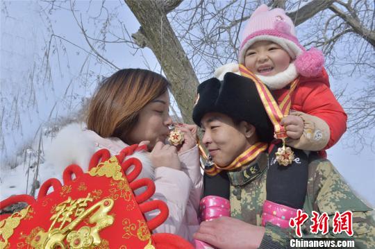 寫春聯、掛燈籠國防一線年味濃