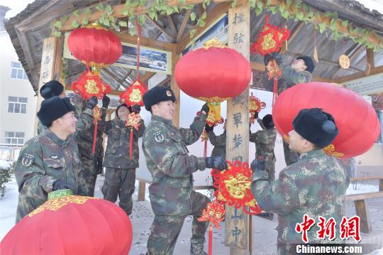 掛上紅燈籠、“福”字，駐守大山深處的火箭軍某部年味濃厚。　方雷 攝