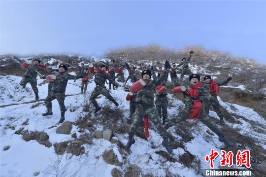 火箭軍戰士們敲起喜慶的腰鼓迎接春節。　方雷 攝