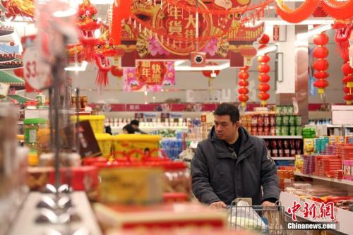 資料圖：消費者正在置辦年貨。<a target='_blank' href='http://www.chinanews.com/'>中新社</a>記者 余瑞冬 攝