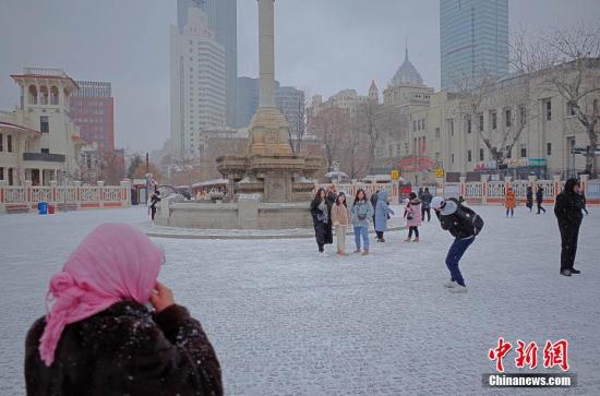 2月12日，市民及游客在雪中的天津意式風情街馬可波羅廣場拍照游玩。當天，天津迎來2019年首場降雪。<a target='_blank' href='http://www.chinanews.com/'>中新社</a>記者 佟郁 攝