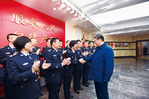 2019年2月1日，中共中央總書(shū)記、國(guó)家主席、中央軍委主席習(xí)近平在北京看望慰問(wèn)基層干部群眾，考察北京冬奧會(huì)、冬殘奧會(huì)籌辦工作。這是1日上午，習(xí)近平在北京市公安局，同公安英模和干警代表一一握手，向全國(guó)廣大公安干警致以新春祝福。 新華社記者 謝環(huán)馳 攝