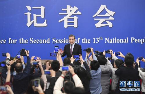 3月8日，十三屆全國人大二次會議新聞中心舉行記者會，邀請國務委員兼外交部長王毅就中國外交政策和對外關系相關問題回答中外記者提問。 新華社記者陳曄華攝