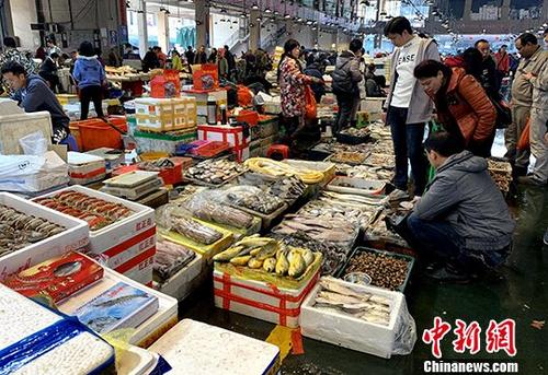 資料圖為福州市民春節期間在市場購買海鮮年貨。<a target='_blank' href='http://www.chinanews.com/'>中新社</a>記者 王東明 攝