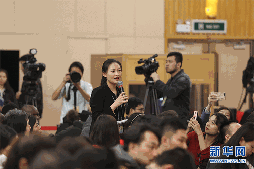 圖為香港商報記者提問。新華網 中國政府網 劉廈 攝