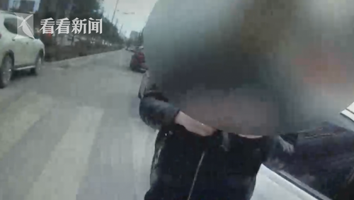 男子為方便進(jìn)出小區(qū)車庫(kù) 掛兩塊車牌致駕照被吊銷