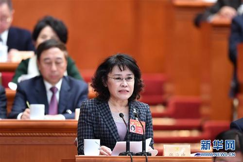 張海迪委員作大會發言。 新華社記者 殷博古 攝