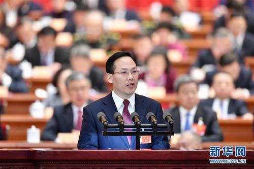 徐曉委員代表共青團中央全國青聯作大會發言。 新華社記者 殷博古 攝