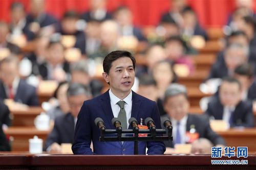 李彥宏委員作大會發言。 新華社記者 丁海濤 攝