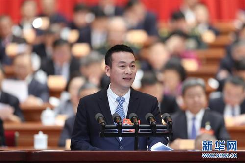 呂逸濤委員作大會發(fā)言。 新華社記者 丁海濤 攝