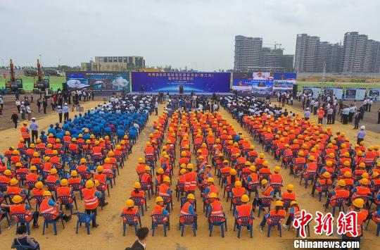 3月18日，海南自由貿易試驗區建設項目(第三批)集中開工和簽約儀式現場?！●樤骑w 攝