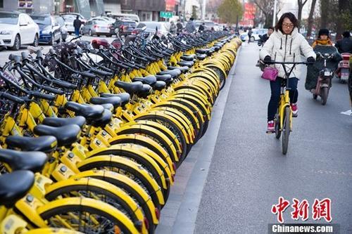 山西太原，民眾正在使用共享單車。<a target='_blank' href='http://www.chinanews.com/'>中新社</a>記者 張云 攝