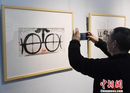 “思入風(fēng)云筆翻江海——丁仃書畫藝術(shù)回顧展”在福州的福建省畫院開幕吸睛。　記者劉可耕 攝