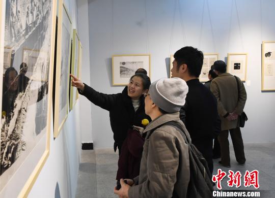 “思入風(fēng)云筆翻江海——丁仃書畫藝術(shù)回顧展”在福州的福建省畫院開幕，吸引觀眾的眼球。　記者劉可耕 攝