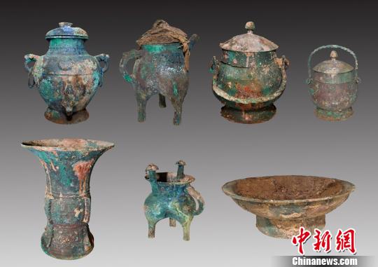 出土器物主要有青銅器、陶器、玉器、骨器等，其中在觚、爵、鐃、卣、斝、盉上發現有族徽銘文。山西省考古研究所 提供