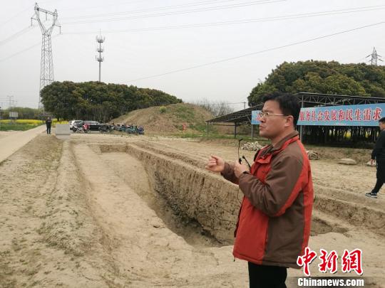 周潤墾在介紹發掘出的古河道遺址?！＄娚?攝