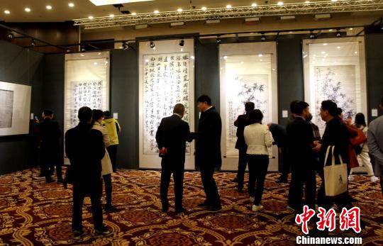 圖為展館現(xiàn)場人頭攢動。　崔佳明 攝