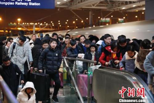 2019年清明小長假，全國鐵路預計發送旅客5260萬人次。　殷立勤 攝
