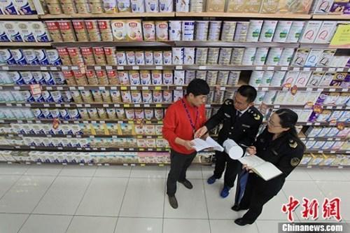 資料圖：超市內工作人員在檢查奶粉。<a target='_blank' href='http://www.chinanews.com/'>中新社</a>記者 張婭子 攝