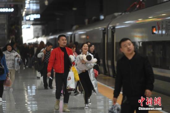 3月1日，重慶火車西站，旅客腳步匆匆。當日，為期40天的中國春運結束。中國交通運輸部3月1日披露，預計春運40天（1月21日-3月1日），全國鐵路、道路、水路、民航累計發送旅客29.8億人次，與去年基本持平。<a target='_blank' href='http://www.chinanews.com/'>中新社</a>記者 陳超 攝