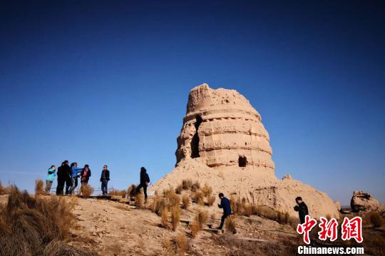 圖為意中貿促會考察團參觀瓜州鎖陽城遺址。　丁思 攝