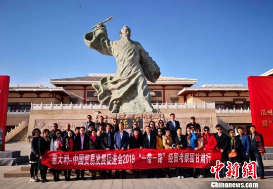 圖為意中貿促會考察團參觀瓜州文化旅游項目草圣故里文化產業園。　丁思 攝