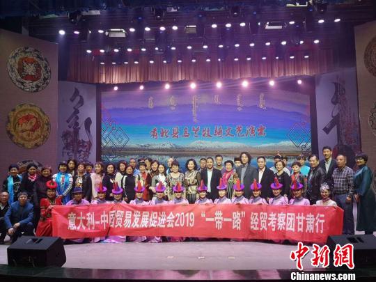 圖為考察團成員與肅北藝術團演出人員合影。　丁思 攝