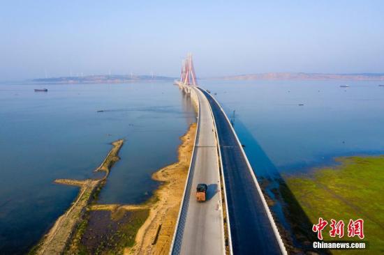 資料圖：正在修建的跨湖高速公路。<a target='_blank' href='http://www.chinanews.com/'>中新社</a>發 傅建斌 攝