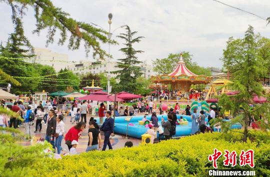 5月4日，金城公園游樂場內(nèi)家長帶著孩子享受假期時光。　高展 攝