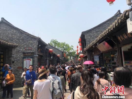 圖為“五一”小長假期間，揚州歷史老街人山人海。　項菁 攝