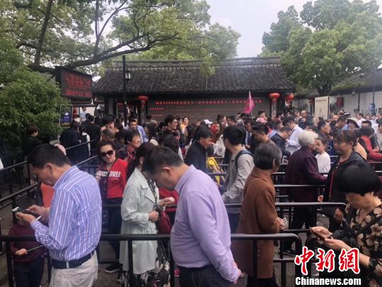 圖為“五一”小長假期間，紹興魯迅故里景區售票處，游客正排隊購票。　魯一民 攝