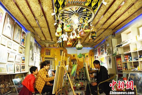 5月3日，阿瓦提縣刀郎農民畫家們正在創作。　勉征 攝