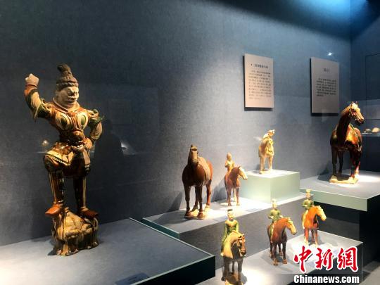 圖為展出的唐三彩，從一個倒面反映了唐朝的政治、經濟、文化、風俗等內容，與詩歌、繪畫、建筑等共同組成了唐王朝文化的豐富旋律。　崔佳明 攝