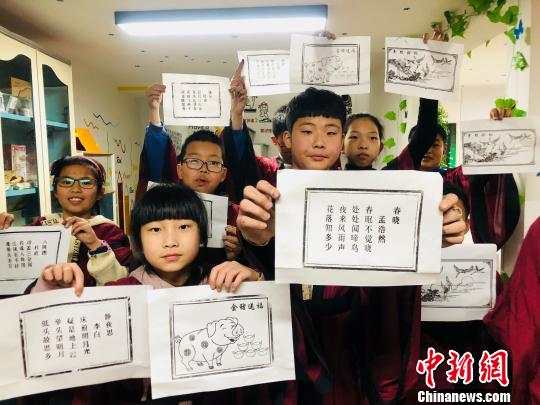 孩子們在王法萬的指導下完成自己的印刷作品 受訪者供圖 攝