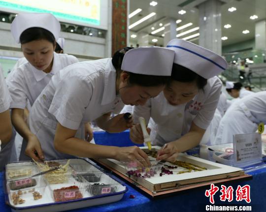 廣西一醫院護士用中藥葉作畫展示無窮創意