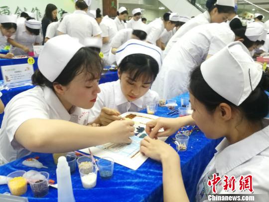 圖為參賽護士認真創作 廖津 攝
