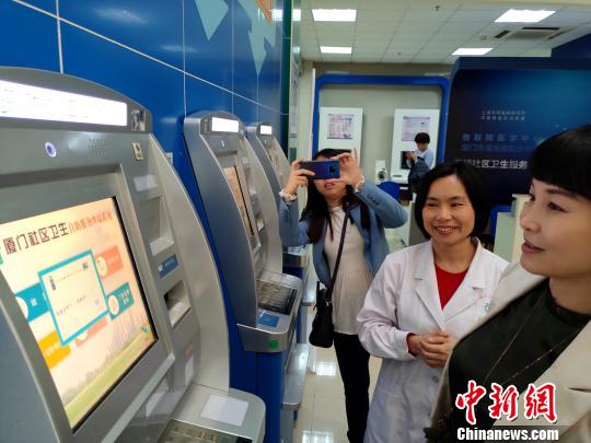 目前廈門市39家社區(qū)衛(wèi)生服務(wù)中心和衛(wèi)生院均可以使用電子健康卡就診，極大地方便民眾就醫(yī)。　楊伏山 攝