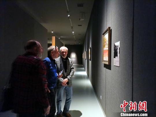 圖為，觀眾在觀賞“印象山東——俄羅斯油畫家寫生作品展”?！O宏瑗 攝